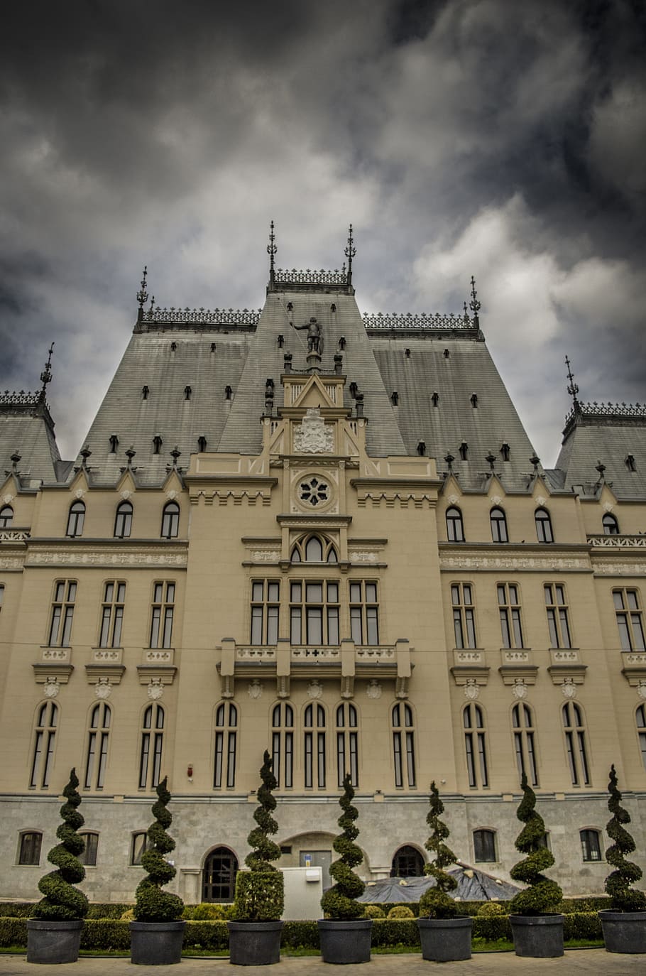 dramàtica, històric, edifici, castell, èpica, núvol - cel, cel, exterior de l'edifici, arquitectura, estructura construïda, vista d’angle baix, façana, naturalesa, el passat, destinacions de viatge, història, dia, cap gent, viatjar, turisme, religió, creença, ciutat, a l'aire lliure, ornamentat, estil gòtic, 4K