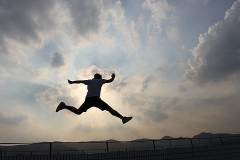 Silhouette, Mann, Springen, Luft, wolkig, Himmel, Sonnenuntergang, schwarz, wolke - himmel, in der Luft, eine Person, menschlicher Arm, in voller Länge, Gliedmaßen, Arme ausgestreckt, Freizeitbeschäftigung, Natur, Arme erhoben, Männer, Vitalität, Erwachsene, draußen, Bewegung, Flachwinkelansicht, Freiheit, positive Emotionen, menschliches Glied, Aufregung, 5K