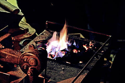 forja, foc, Evul Mediu, Fierbinte, jăratic, strălucire, ambarcațiune, cuțitul, Heiss, atelier, forjul cuțit, cărbune, fierar, ardere, flacără, foc - fenomen natural, temperatura - temperatură, metal, mişcare, nici o persoana, lemn, mișcare încețoșată, natură, noapte, în interior, a închide, Buturuga, industria metalurgică, lemn - material, lemne de foc, vedere în unghi mare, 5K, CC0, domeniu public, fără drepturi de autor