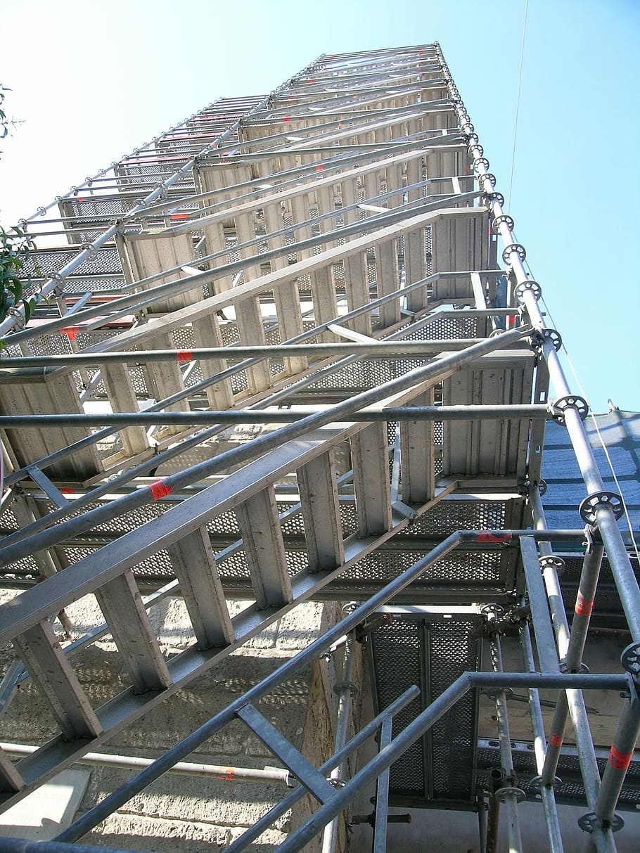 bastides, construcció, bastides, edifici, indústria, dia, vista d’angle baix, estructura construïda, cap gent, a l'aire lliure, arquitectura, cel, exterior de l'edifici, naturalesa, lloc de construcció, industria de la construcció, connexió, escala, cel clar, metall, desenvolupament, incomplet, fàbrica, 2K
