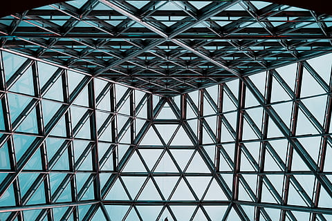 bajo, foto en angulo, gris, claro, edificio de vidrio, edificio de cristal interior, triángulo, modelo, edificio, arquitectura, interior, estructura construida, fotograma completo, vista de ángulo bajo, antecedentes, nadie, metal, techo, día, diseño, adentro, característica arquitectónica, forma geometrica, forma, forma de triángulo, moderno, repetición, claraboya, cruzado, directamente debajo, arquitectura y arte, 4K, CC0, dominio público, libre de derechos