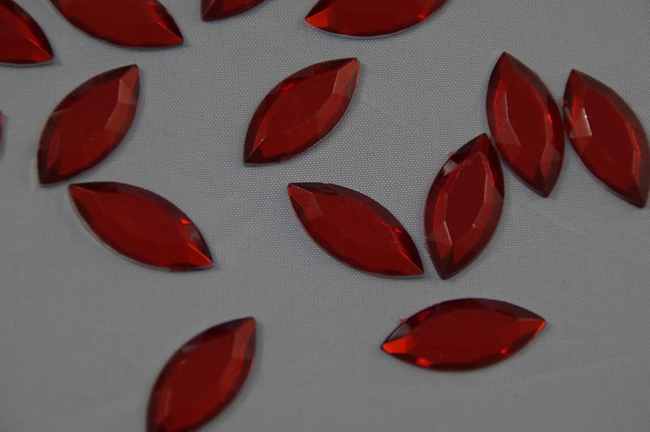 rubínově červený, vtírat, zbloudilý, Červené, zbloudilé části, přízemní, rozptýlené, korálky, chaos, detail, nikdo, bílé pozadí, uvnitř, den, celý rám, studio shot, medicína, pozadí, zdravotnictví a lékařství, stálý život, pilulka, skupina objektů, jídlo, tvar srdce, design, stůl, zdravý životní styl, tvar, jídlo a pití, geometrický tvar, 5K
