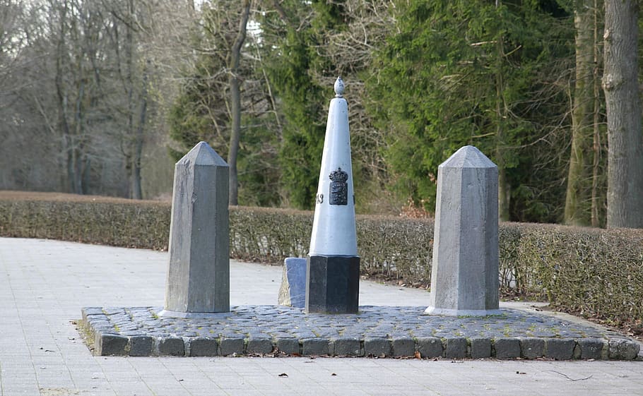 referència, pedra, fita, frontera, dreiländereck, història, vell, històricament, memòria, cultura, llocs d'interès, planta, arbre, naturalesa, cap gent, arquitectura, memorial, dia, làpida, tomba, a l'aire lliure, cementiri, el passat, material de pedra, religió, terra, sòlid, emoció, concret, 4K