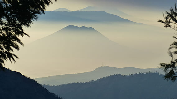 Indonesia, vulcano, eruzione cutanea, Giava, paesaggio, montagna, albero, catena montuosa, scenics - natura, bellezza nella natura, cielo, pianta, scena tranquilla, natura, silhouette, la tranquillità, picco di montagna, nessuno, ambiente, nebbia, mattina, tramonto, crepuscolo, all'aperto, montagna innevata, 4K, CC0, dominio pubblico, privo di copyright