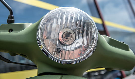 světlomet, moped, zavřít, detail, nikdo, přeprava, venku, den, nebe, způsob dopravy, auto, pozemního vozidla, motorové vozidlo, zaměřit se na popředí, helma, portrét, jedna osoba, střela do hlavy, části vozidla, retro stylu, ochranná přilba, kov, kolo, stříbrné barvy, 5K, CC0, veřejná doména, bez autorských práv