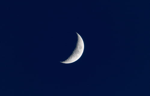 baixo, fotografia de luz, lua crescente, quarto de lua, lua, natureza, azul, céu, noite, luar, crescente, astronomia, meia-lua, espaço, scenics, ninguém, copie o espaço, beleza na natureza, visão de baixo ângulo, tranquilidade, céu limpo, exploração espacial, scenics - natureza, ao ar livre, superfície da lua, astrologia, exploração, lua planetária, espaço e astronomia, 1080P, CC0, domínio público, royalty free