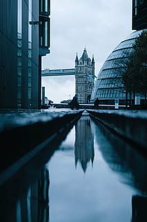 tower bridge, Londra, timpul zilei, gri, beton, clădire, arhitectură, infrastructură, turn, pod, oameni, mers, bărbați, oraș, apă, reflecţie, exteriorul clădirii, construită, pod - om construit, destinații de călătorie, politică, guvern, cer, turism, conexiune, călătorie, râu, malul mării, natură, nici o persoana, în aer liber, exteriorul clădirii de birouri, zgârie-nori, 4K, CC0, domeniu public, fără drepturi de autor