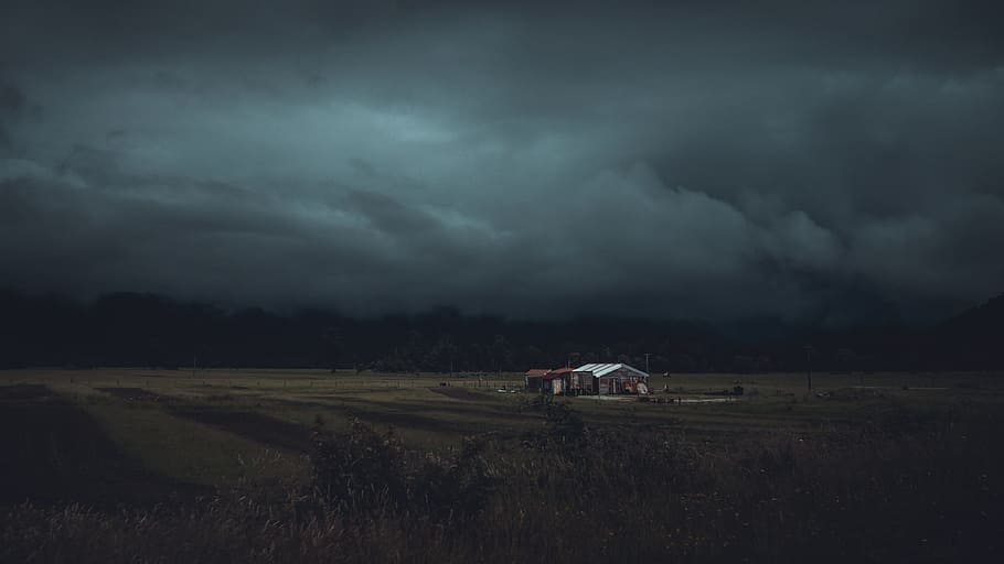 hvid, hus, grøn, græsfelt, overskyet, dag foto, Brun, midten, faret vild, Sky, vejr, gård, storm, tordenvejr, sky - himmel, storm sky, mørk, regn, cloudscape, natur, landskab, dramatisk himmel, himmel, Mark, landbrug, landlige scene, miljø, jord, scenics - natur, ingen mennesker, skønhed i naturen, plante, skumring, udendørs, ildevarslende, magt i naturen, skybrud, 4K