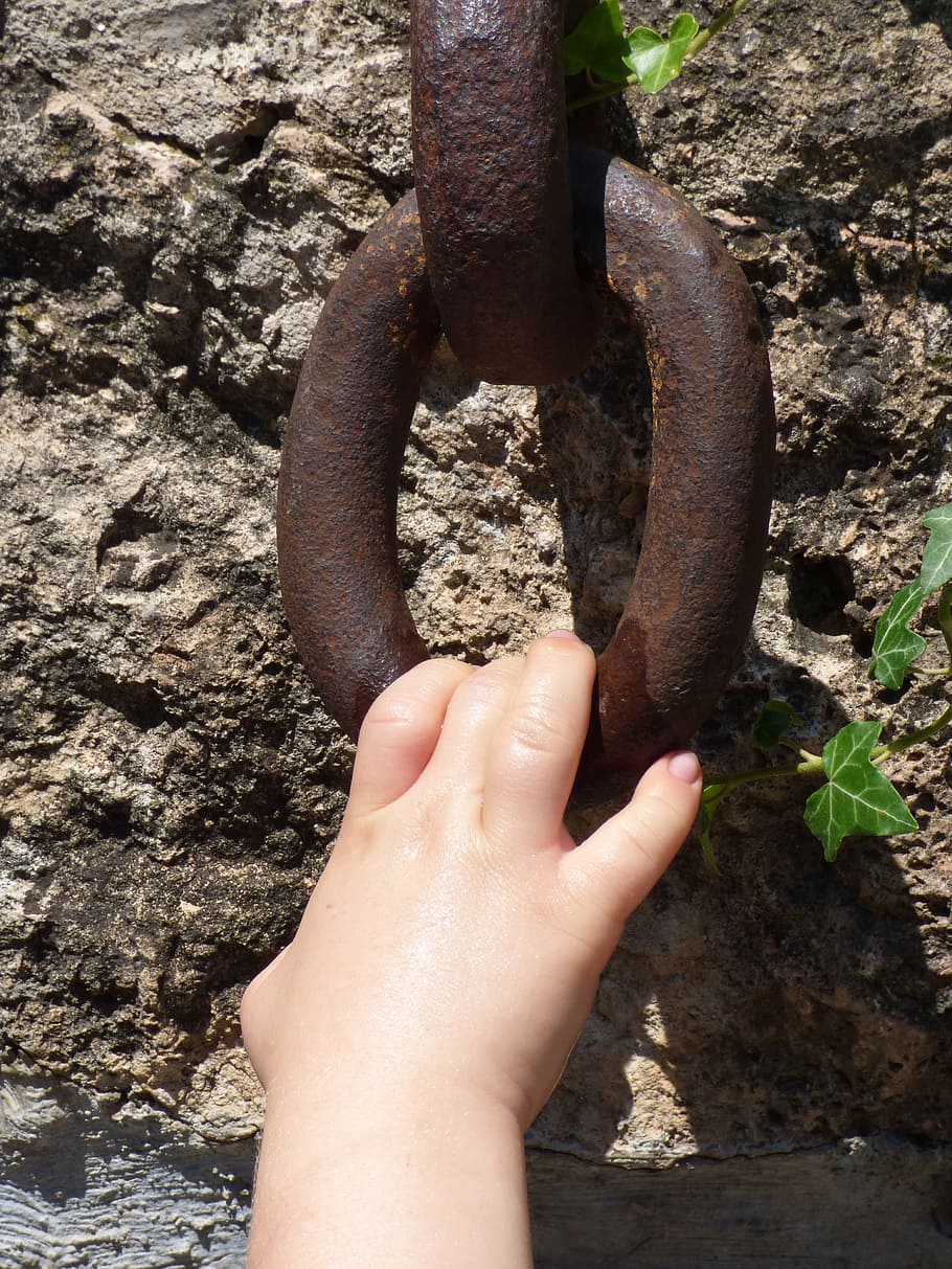 anell, ferro, tirar, mà del nen, mantingui, mà humana, a l'aire lliure, part del cos humà, mà, naturalesa, dia, una persona, perspectiva personal, part del cos, persones reals, primer pla, persona irreconeixible, metall, sòlid, dit, rock, dit humà, vista d’angle alt, rock - object, 4K