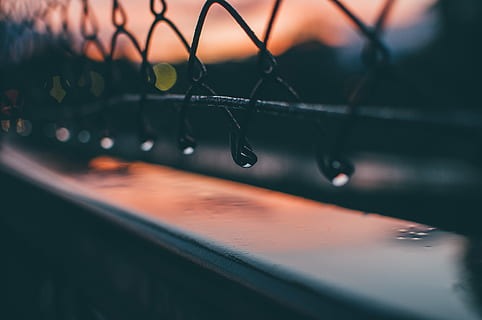 photo en gros plan, grillage, sélectif, photographier, chaîne, lien, câble, mur, brouiller, bokeh, foncé, le coucher du soleil, gouttes d'eau, personne, eau, fermer, en plein air, journée, ciel, la nature, mise au point sélective, métal, humide, mode de transport, transport, pendaison, laissez tomber, voiture, se concentrer sur le premier plan, véhicule à moteur, véhicule terrestre, pluie, clôture, 4K, CC0, domaine public, libre de droits