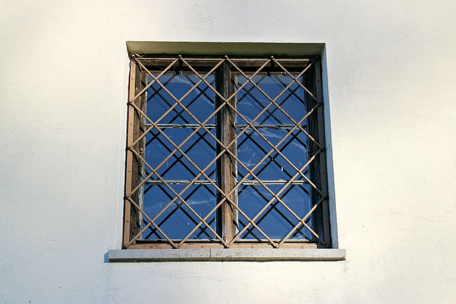 finestra, graella, reixes, reixeta, reixes de finestres, vell, finestra barrada, metall, xarxa d’acer, seguretat, còpia de seguretat, tancat, estructura construïda, dia, cap gent, exterior de l'edifici, arquitectura, patró, funció de construcció de parets, vidre - material, edifici, a l'aire lliure, vista d’angle baix, forma, forma geomètrica, disseny, protecció, blau, quadrícula, marc de finestra, 4K