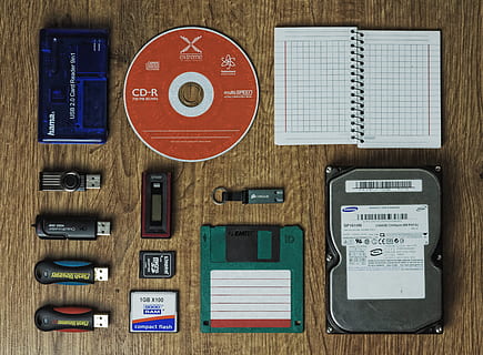 clasificado, lote de tarjetas de expansión de computadora, USB, tarjeta de memoria, discos compactos, datos, destello, almacenamiento, almacenar, tecnología, conducir, portátil, apoyo, hardware, computadora, información, llave, microdrive, llavero, llave USB, cable, digital, enchufe, electrónico, palo, símbolo, eléctrico, directamente arriba, tecnología inalámbrica, mesa, nadie, comunicación, conexión, material de madera, dispositivo de información portátil, vista de alto ángulo, arreglo, elección, naturaleza muerta, adentro, concepto de knolling, variación, teléfono inteligente, gran grupo de objetos, organización, 2K, CC0, dominio público, libre de derechos