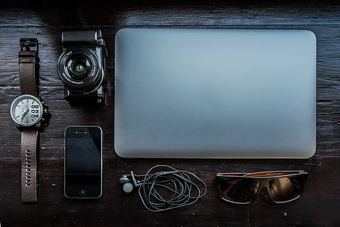 poma, càmera, escriptori, gots, auriculars, iphone, MacBook, tecnologia, temps, veure, rellotge de polsera, taula, a l'interior, directament a sobre, natura morta, cap gent, tecnologia sense fils, càmera - equip fotogràfic, material de fusta, rellotge, connexió, comunicació, temes de fotografia, cuir, telèfon mòbil, antiguitat, bloc de notes, accessori personal, 4K, CC0, domini públic, lliure de regalies