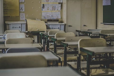 fotografia, sala d’escola, habitació, buit, taules, cadires, aula, classe, escola, cadira, seient, taula, absència, en fila, mobles, cap gent, a l'interior, educació, arquitectura, escriptori, edifici, negocis, aprenentatge, edifici escolar, universitat, netejar, 5K, CC0, domini públic, lliure de regalies