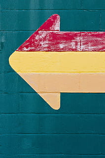 freccia, direzione, pointer, inoltrare, forma, simbolo, rosso, giallo, caratteristica della parete, nessuno, blu, multicolore, architettura, giorno, modello, legno - materiale, struttura costruita, avvicinamento, dipingere, arte e artigianato, a strisce, creatività, strutturato, all'aperto, sfondi, color turchese, 2K, CC0, dominio pubblico, privo di copyright