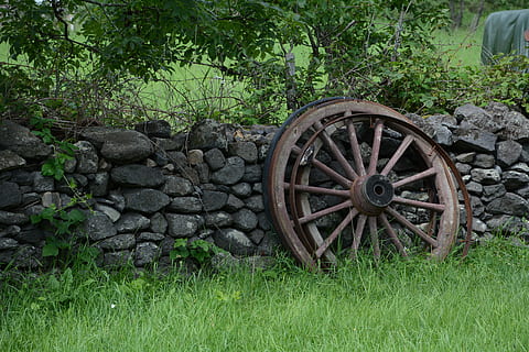roue, charette, champ, herbe, en plein air, journée, couleur verte, plante, la nature, arbre, terre, croissance, transport, personne, roue de wagon, mur de pierre, tranquillité, bois - matériau, Chariot, mode de transport, 5K, CC0, domaine public, libre de droits