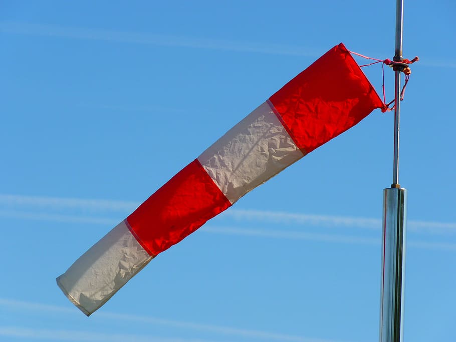 mitjó de vent, direcció del vent, anemòmetre, vent, aeroport, cel, blau, bandera, vermell, cap gent, primer pla, a l'aire lliure, vista d’angle baix, naturalesa, el patriotisme, dia, pol, medi ambient, cel clar, còpia espai, ratlles, orgull, Color blanc, forma, icona nacional, 4K