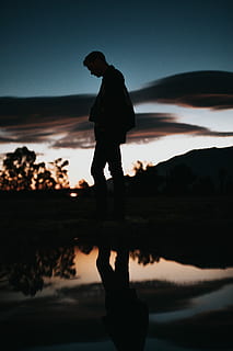silhueta, homem, corpo, agua, vestindo, Jaqueta, calça, caminhando, ao lado, árvore, por do sol, reflexão, acostamento, céu, de pé, uma pessoa, lago, natureza, atividade de lazer, pessoas reais, tranquilidade, comprimento total, beleza na natureza, estilos de vida, cena tranquila, scenics - natureza, homens, de praia, ao ar livre, 5K, CC0, domínio público, royalty free