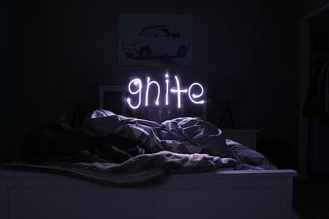 semnul neon semnalizat, indicatoare de lumină albă, pat, ușoară, întuneric, noapte, neon, dormi, noapte buna, sclipire, monocrom, alb-negru, text, Notă, scriere ușoară, traseu de lumină, expunere lungă, murdar pat, gnight, iluminat, în interior, camera de zi, mobila, dormitor, relaxare, nici o persoana, luminos, pernă, montare pe perete, western script, educaţie, lenjerie, culcat, insomnie, 5K, CC0, domeniu public, fără drepturi de autor