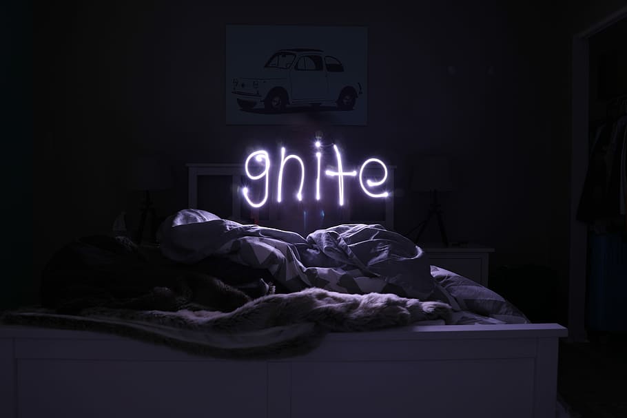 signe de neó gnite, senyalització de llum blanca, llit, llum, fosc, nit, neó, dormir, bona nit, sparkler, monocroma, blanc i negre, text, nota, escriptura lleugera, sender lleuger, exposició llarga, llit desordenat, il·luminat, a l'interior, habitació domèstica, mobles, dormitori, relaxació, cap gent, brillant, coixí, funció de construcció de parets, guió occidental, educació, roba de llit, estirat, insomni, 5K