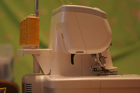 selettivo, foto di messa a fuoco, bianca, elettrico, macchina da cucire, filo, bobina, cucire, overlocker, cotone, poliestere, filato, macchina, capi di abbigliamento, tessile, punto, mestiere, cucito, artigianato, sartoria, serger, giallo, colore, macchinario, attrezzatura, industria, fabbrica, nessuno, avvicinamento, in casa, giorno, tecnologia, strumento ottico, concentrarsi sulle conoscenze acquisite, igiene, bagno, natura, contenitore, assistenza sanitaria e medicina, metallo, strumento di lavoro, urgenza, pianta, esperimento scientifico, Migliorie di casa, 2K, CC0, dominio pubblico, privo di copyright