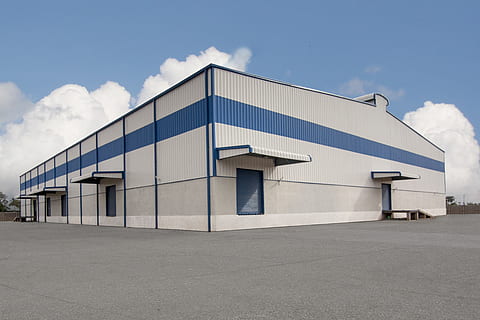 blanc, blau, traster, emmagatzematge, casa, edifici, construcció, cel, núvols, arquitectura, indústria, estructura, construir, contractista, constructor, enginyeria, industrial, desenvolupament, acer, projecte, lloc, modern, exterior de l'edifici, venda al detall, estructura construïda, lloc de treball, dia, núvol - cel, naturalesa, cap gent, magatzem, edifici industrial, a l'aire lliure, entrada, façana, educació, funció de construcció de parets, buit, ciutat, 5K, CC0, domini públic, lliure de regalies