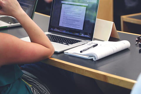 person, sidder, foran, vendt, macbook, pro, start op, notebooks, kreativ, computer, Selskab, bærbare computere, Skærm, Silicon Valley, moderne, hjemmekontor, kontor, forretning, arbejder, bærbar, teknologi, pen, notesblok, trådløs teknologi, forbindelse, meddelelse, bord, menneskelig kropsdel, menneskelig hånd, møbel, bruger bærbar computer, en person, hånd, skrivebord, computerudstyr, internet, indendørs, tastatur, 5K, CC0, offentligt domæne, royaltyfrie