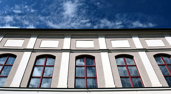 speiling, skyer, sky refleksjon, vindu, fasade, bygning, historisk, stor, store vinduer, blå, himmel, skyet himmel, arkitektur, glass, refleksjoner, vindusruter, bygge eksteriør, bygget struktur, lav vinkel visning, sky - himmel, ingen folk, glass - materiale, natur, boligområde, by, utendørs, refleksjon, på rad, dag, virksomhet, leilighet, 5K, CC0, offentlig domene, opphavsrett gratis