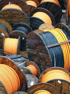bobina, cable, treballar, tirar, dur, lloc, tirar dur, treballador, ciutat, electricitat, cable elèctric, gran treball, fusta, Celler, barril, barrica de vi, cap gent, vi, gran grup d'objectes, abundància, marc complet, pila, dia, arranjament, fons, menjar i beguda, venda al detall, a la venda, negocis, en fila, elecció, variació, material de fusta, mercat, cilindre, primer pla, ordre, visualització al detall, 2K, CC0, domini públic, lliure de regalies