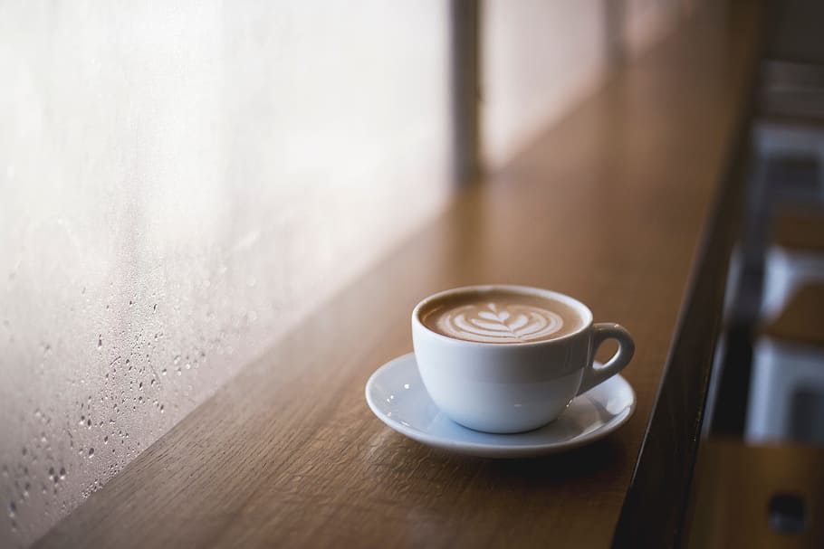 blanc, ceràmica, tassa de te, ple, cafè, rodó, plat, mongeta, llavor, cafeteria, fusta, tassa, placa, art, disseny, restaurant, botiga, fred, relaxa't, pluja, beure, cafè - beguda, tassa de cafè, menjar i beguda, refresc, taula, beguda calenta, cappuccino, material de fusta, a l'interior, vaixella, natura morta, beguda espumosa, cap gent, primer pla, latte, 5K