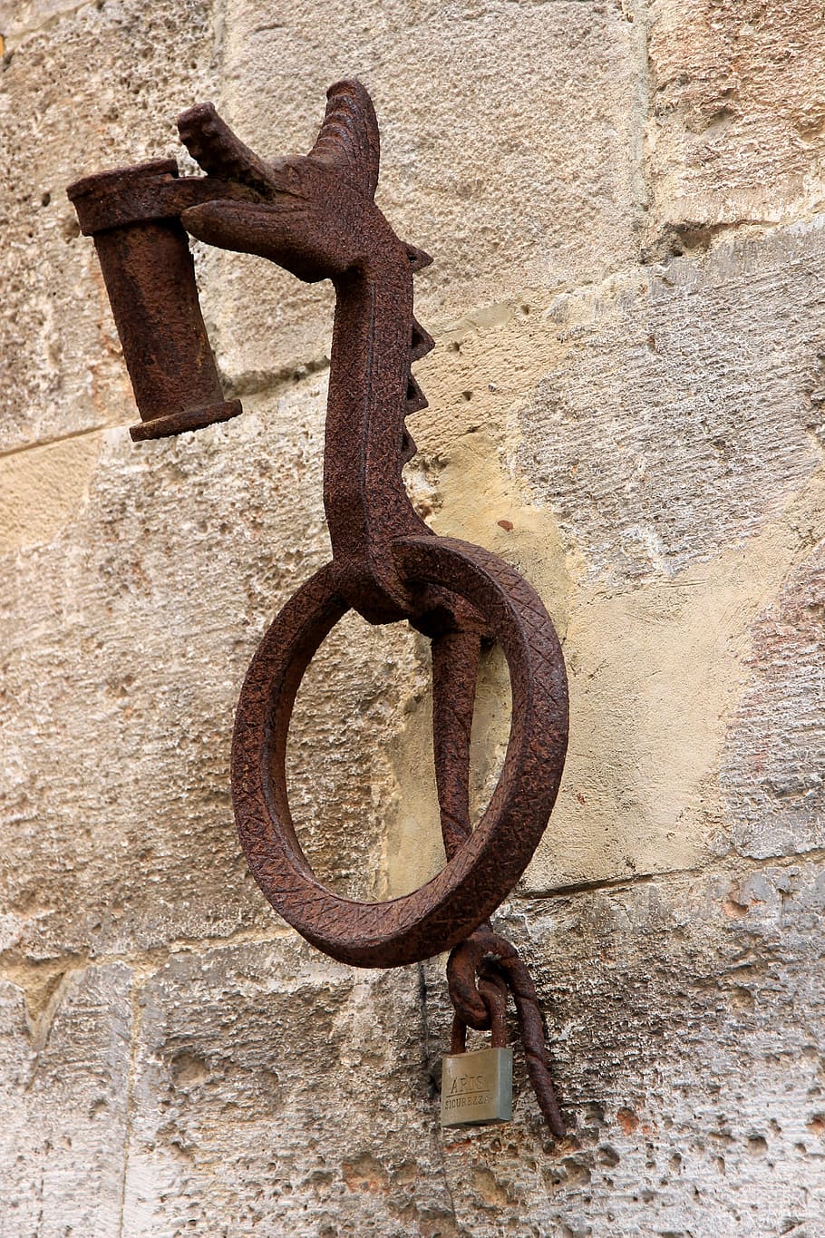 àncora de paret, anell, metall, arreglar, rovellat, ganxo, històricament, antiguitat, porta, cap gent, ferro forjat, a l'aire lliure, dia, funció de construcció de parets, vell, primer pla, paret, resistent, arquitectura, ferro - metall, estructura construïda, llum solar, aixafar, penjant, abandonat, àncora - part del vaixell, 5K