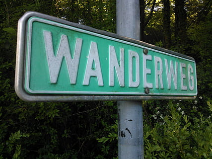 Wandern, Schild, Weg, Kommunikation, Text, Zeichen, westliche Schrift, Pflanze, keine Leute, Baum, Tag, Straße, Information, Beratung, Hinweisschild, Großbuchstabe, Natur, grüne Farbe, Straßenschild, Nahansicht, Symbol, draußen, Warnschild, Botschaft, 2K, CC0, gemeinfrei, lizenzfrei