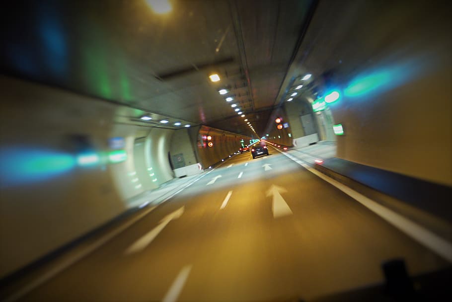carretera, túnel, conduir, velocitat, subterrani, arlberg, il·luminat, cotxe, nit, vida de ciutat, carrer, transport, arquitectura, manera de transport, automòbil, equips d’il·luminació, direcció, el camí a seguir, marcatge de carreteres, ciutat, signe, vehicle terrestre, a l'interior, símbol, marcatge, sostre, perspectiva decreixent, cap gent, llum, vida nocturna, llum al final del túnel, 2K