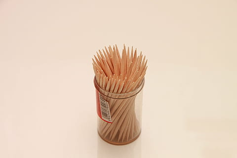 picchi, impostato, acuto, bastoni, stuzzicadenti, legna, domestico, in casa, girato in studio, sfondo bianco, nessuno, copia spazio, singolo oggetto, natura morta, avvicinamento, legno - materiale, creatività, ritagliare, grande gruppo di oggetti, cibo, semplicità, sfondo colorato, igiene, contenitore, arte e artigianato, vista dall'alto, sfondo beige, 4K, CC0, dominio pubblico, privo di copyright