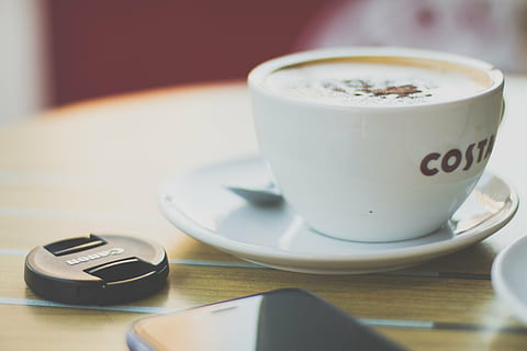 café, cerámico, vaso, platillo, estilo de vida, artículos, objetos cotidianos, cafetería, taza de café, comida y bebida, café - bebida, adentro, plato, mesa, beber, de cerca, nadie, jarra, refresco, vajilla, naturaleza muerta, bebida caliente, enfoque selectivo, utensilio de cocina, comida, tecnología, 5K, CC0, dominio público, libre de derechos