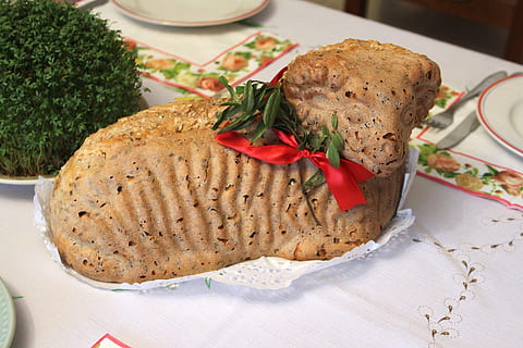 Essen, Osterferien, Ostern-Symbol, Ostern, die tradition von, Brauch, Brot, Weihnachtsschmuck, Lamm, Lammbrot, Cuckooflower, Esstisch, Essen und Trinken, Lebensmittel, Frische, fertig für den Verzehr, drinnen, Tabelle, gesundes Essen, Stillleben, Obst, High Angle View, Teller, Fleisch, keine Leute, Feier, Gemüse, gebacken, Nahansicht, Wohlbefinden, hausgemacht, Abendessen, Versuchung, 4K, CC0, gemeinfrei, lizenzfrei