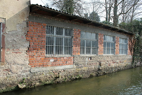 parete, finestra, vecchio, grattugiare, griglia, pietra, muro di pietra, struttura, murato, mattoni, piazza, muro di mattoni, costruire, opere murarie, accatastati, facciata, acqua, bach, fiume, architettura, struttura costruita, esterno dell'edificio, costruzione, nessuno, albero, giorno, albero nudo, natura, all'aperto, lungomare, pianta, Casa, caratteristica della parete, canale, quartiere residenziale, mattone, 5K, CC0, dominio pubblico, privo di copyright