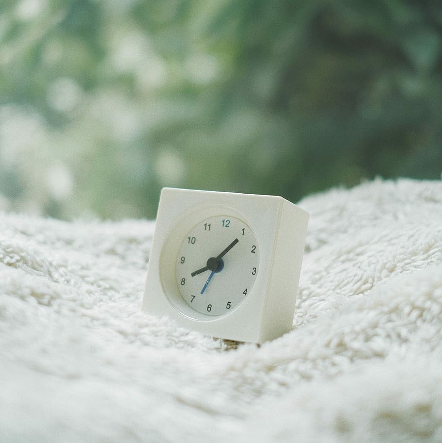 blanc, emmarcat, rellotge analògic, assenyalant, 8:05, rellotge, tovallola, temps, mans, mínim, profunditat de camp, instrument del temps, nombre, primer pla, Color blanc, cap gent, enfocament selectiu, Minuta, naturalesa, sorra, dia, natura morta, terra, centrar-se en primer pla, despertador, a l'aire lliure, sol objecte, 4K