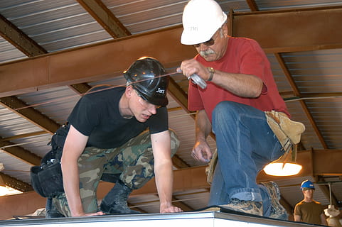 to, herrer, lave, tag, konstruktion, arbejdere, bygning, boring, installation, loft, websted, industri, hård hat, arbejdskraft, hanner, bygherrer, bore, måling, beskæftigelse, voksen, indendørs, arbejder, to personer, ung voksen, unge mænd, samarbejde, bedrift, medarbejder, mennesker, stående, hat, beskyttende briller, dygtighed, 2K, CC0, offentligt domæne, royaltyfrie