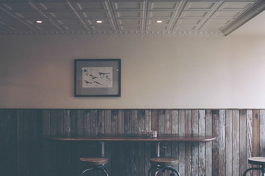 maro, de lemn, consolă, masa, bar, restaurant, scaune, lemn, lambriu, panouri, imagine, perete, în interior, absență, nici o persoana, lemn - material, arhitectură, montare pe perete, scaun, tavan, gol, raft, iluminat, camera de zi, cadru, zi, acasă interior, artă și sculptură, ramă foto, reflecţie, 720P