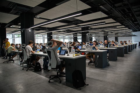 mennesker, kontorarbejder, sidder, foran, skrivebord, ved brug af, bærbare computere, inde, grå, Brun, værelse, programmering, åbent rum, koncentration, kontorstol, sort, gruppe af mennesker, stor gruppe mennesker, menneskemængde, rigtige mennesker, Kvinder, herrer, indendørs, voksen, bord, forretning, arkitektur, lempelse, ung voksen, sæde, unge mænd, unge kvinder, bygget struktur, fuld længde, medarbejder, 5K, CC0, offentligt domæne, royaltyfrie