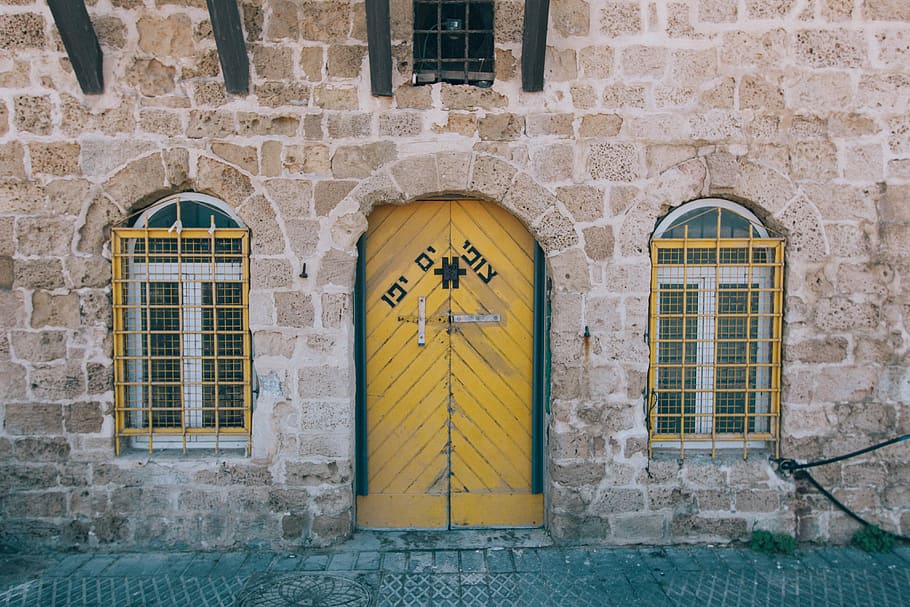 groc, verd, fusta, tancat, porta, marró, paret de maó, porta tancada, arquitectura, maó, exterior de l'edifici, finestra, funció de construcció de parets, vell, casa, façana, arquitectura i edificis, estructura construïda, a l'aire lliure, europa, cap gent, edifici, comunicació, dia, el passat, text, signe, història, paret, arc, ciutat, turisme, paret de pedra, 4K