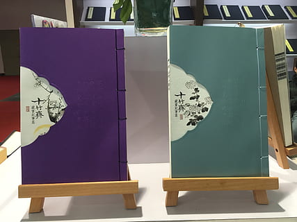 framsida, man rum, kreativ, inomhus, inget folk, öppna, utbildning, möbel, behållare, papper, blå, dag, Kläder, val, offentliggörande, stor grupp av objekt, låda, box - container, kreativitet, inhemska rum, transport, 2K, CC0, offentligt domän, royaltyfria