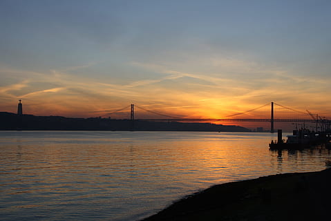 Lissabon, Standpunkt, Sonnenuntergang, Wasser, Himmel, Reflexion, wolke - himmel, Silhouette, Brücke, Transport, Brücke - künstliche Struktur, gebaute Struktur, Hängebrücke, Verbindung, Schönheit in der Natur, Meer, Natur, die Architektur, Szenen - Natur, keine Leute, Reiseziele, Reise, Bucht, draußen, Segelboot, 2K, CC0, gemeinfrei, lizenzfrei