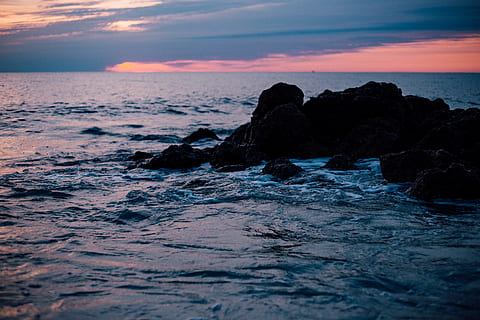 stenet, havkyst, sol, sæt, strand, skyer, daggry, aften, natur, ocean, udendørs, klipper, hav, marinemaleri, kysten, himmel, solnedgang, vand, bølger, klippe, rock-objekt, horisont over vand, solid, horisont, scenics - natur, skønhed i naturen, sky - himmel, jord, ingen mennesker, rolig scene, ro, bevægelse, overflade niveau, 5K, CC0, offentligt domæne, royaltyfrie