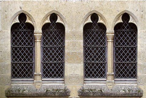 arkitektur, gotisk, sten-, facade, bygning, slot, symmetri, sandsten, historisk, bygget struktur, bygning udvendig, vindue, sikkerhed, bue, ingen mennesker, dag, hegn, lukket, udendørs, metal, barriere, beskyttelse, indgang, Port, grænse, arkitektoniske kolonne, jern - metal, beton, 2K, CC0, offentligt domæne, royaltyfrie