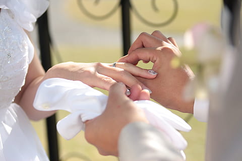 bryllup, ring, udskiftning, to personer, menneskelig kropsdel, voksen, Kvinder, menneskelig hånd, midsection, kropsdel, beskæftigelse, selektiv fokusering, skønhed, hunner, portræt, hånd, sidebillede, mennesker, hovedskud, tæt på, smuk kvinde, unge kvinder, omsorg, finger, 4K, CC0, offentligt domæne, royaltyfrie