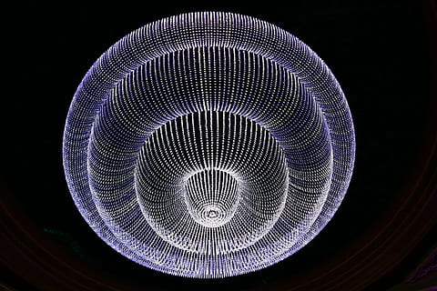 lampu, kandil, cahaya, penerangan, tempat lilin, kegelapan, lampu langit-langit, hotel, spiral, latar belakang hitam, malam, tidak ada orang, konsentris, merapatkan, dalam ruangan, astronomi, pola, lingkaran, bentuk geometris, diterangi, bentuk, Arsitektur, tembakan studio, ungu, tampilan sudut rendah, abstrak, gelap, peralatan penerangan, teknologi, Desain, tepat di bawah, dunia malam, plafon, kemewahan, 5K, CC0, domain publik, bebas royalti