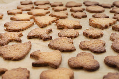 marfă biscuiți maro, fursec, Crăciun, coace, dulce, produse de patiserie, prajituri de Craciun, fursecuri, prăjituri mici, Crăciunul coace, venire, stea, delicios, brutărie, ciuguli, chiar coapte, alimente, mancare si bautura, copt, prospeţime, în interior, mâncare dulce, selectiv, nici o persoana, desert, a închide, indulgenţă, ispită, natură moartă, vedere în unghi mare, gata să mănânce, foaie de copt, grup mare de obiecte, repetiţie, preparare, pregătirea alimentelor, tavă, gustare, 4K, CC0, domeniu public, fără drepturi de autor