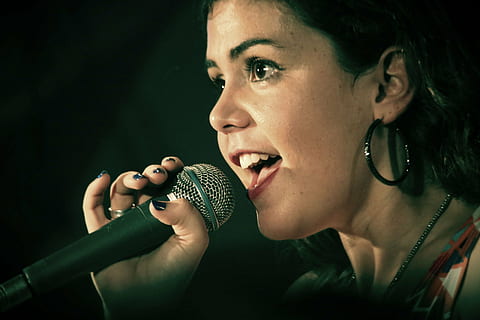 Person, halten, schwarz, Mikrofon, Sänger, bbface, Singen, Stimme, Mike, Frau, Gesicht, Lied, Musik-, Künstler, klingen, Menschen, Karaoke, Bühne - Aufführungsraum, Musiker, Performance, Erwachsene, eine Person, Kopfschuss, Eingabegerät, Kommunikation, Porträt, drinnen, Technologie, junger Erwachsener, Schmuck, Telefon, suchen, Studioaufnahme, Wegschauen, Emotion, dunkel, schöne Frau, Festnetztelefon, Profilansicht, schwarzer Hintergrund, Mund offen, 5K, CC0, gemeinfrei, lizenzfrei